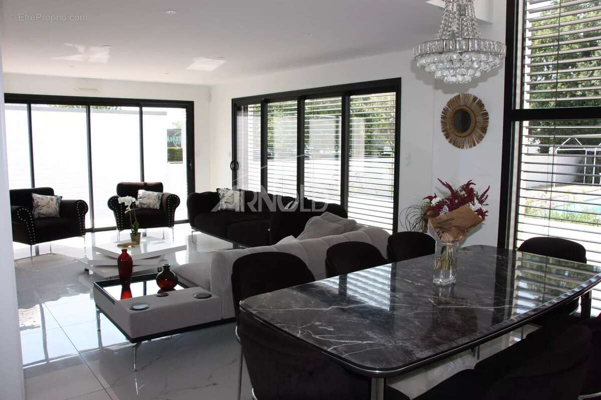 Villa  contemporaine  de  standing  avec  piscine - photo 8