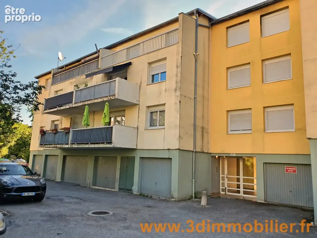VUE ENTREE IMMEUBLE