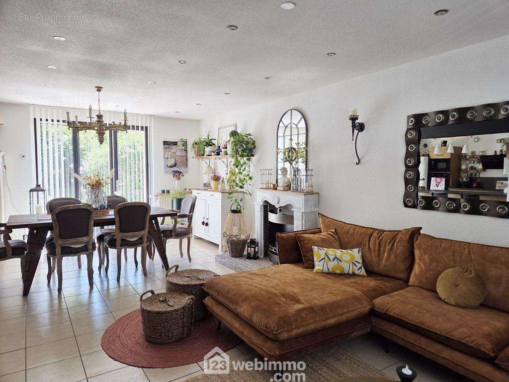 Un cellier et un WC complètent ce niveau. - Maison à ALBERTVILLE