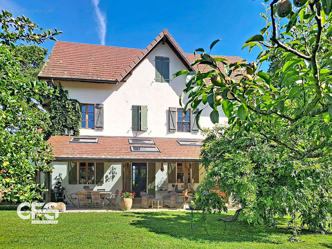 Maison à YENNE