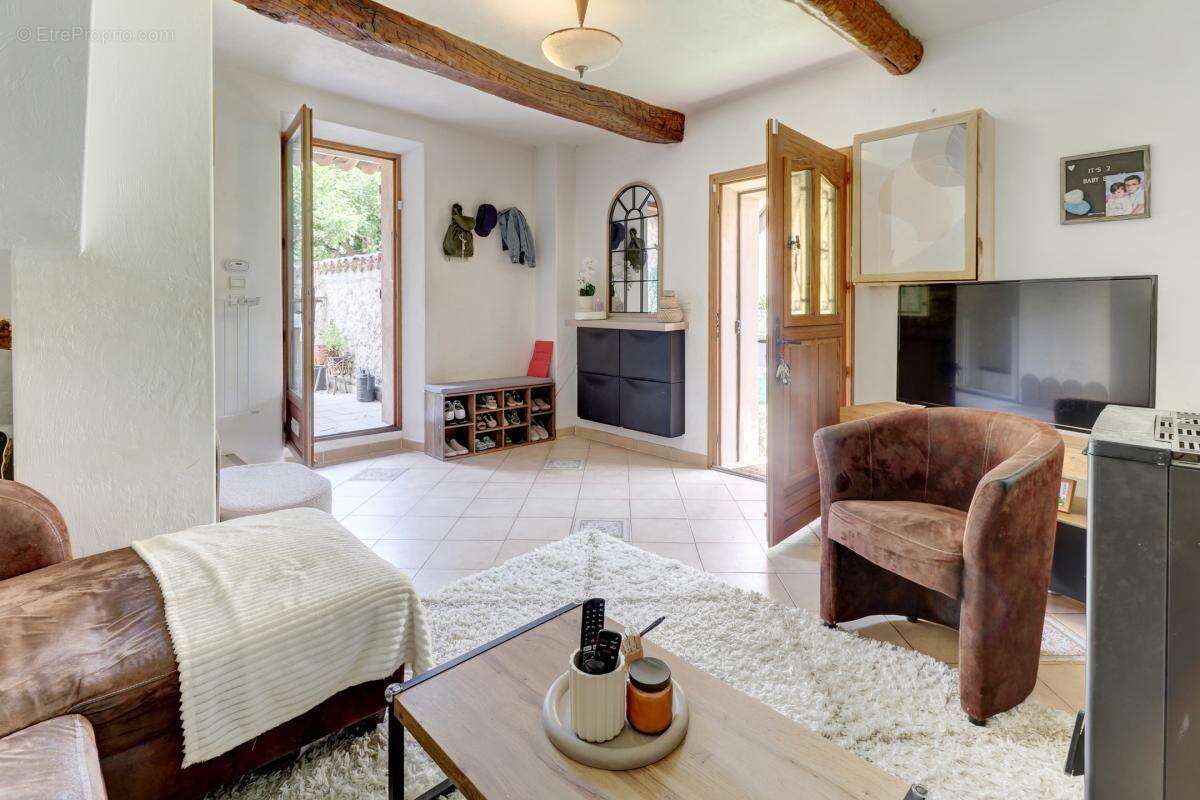 Maison à CHATEAUNEUF-VILLEVIEILLE