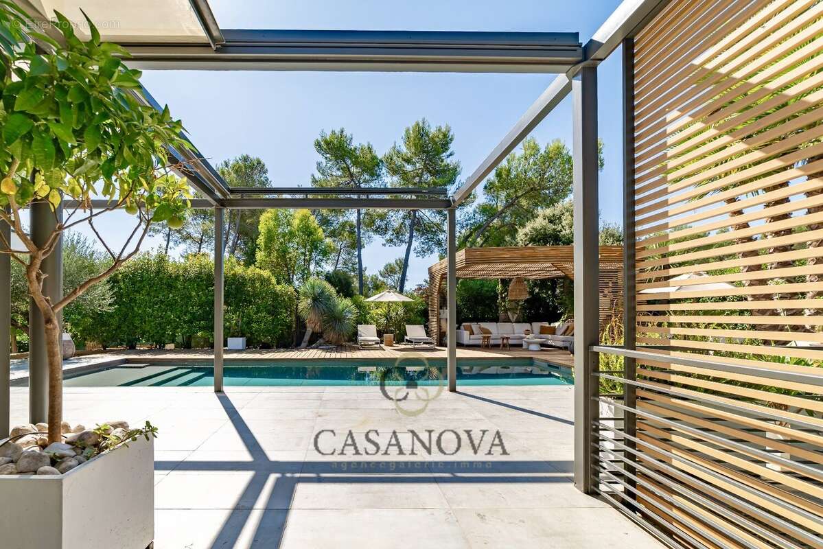 Maison à SAINT-CLEMENT-DE-RIVIERE