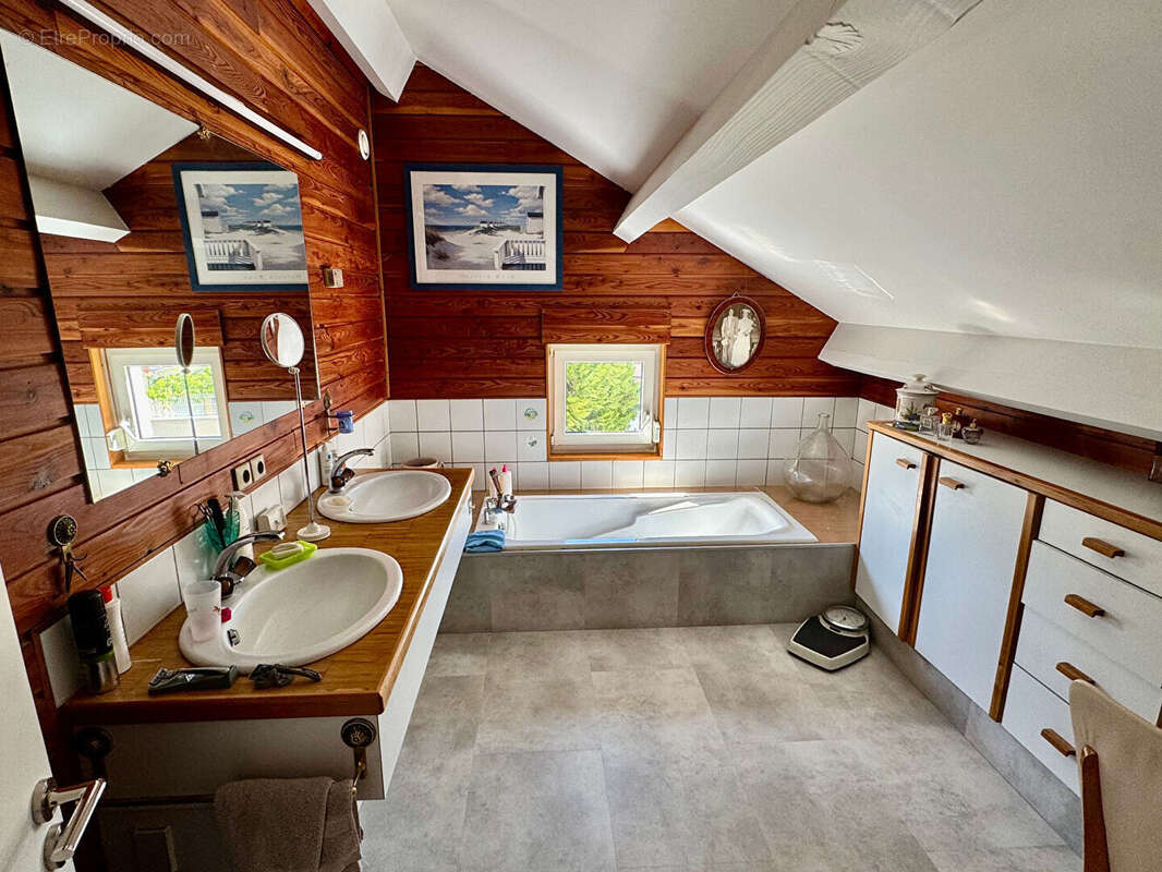 PERIGNAT-ÈS-ALLIER / Maison d'architecte ossature bois au calme avec terrain piscinable  ! - photo 11
