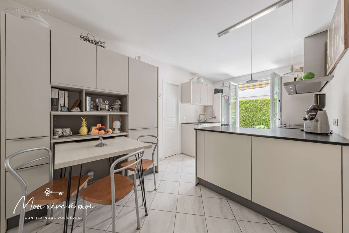 Maison lumineuse, au calme et en parfait état de 173m2, avec jardin, terrasses et parkings - photo 6