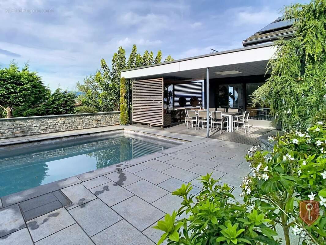 Maison à COLLONGES-SOUS-SALEVE