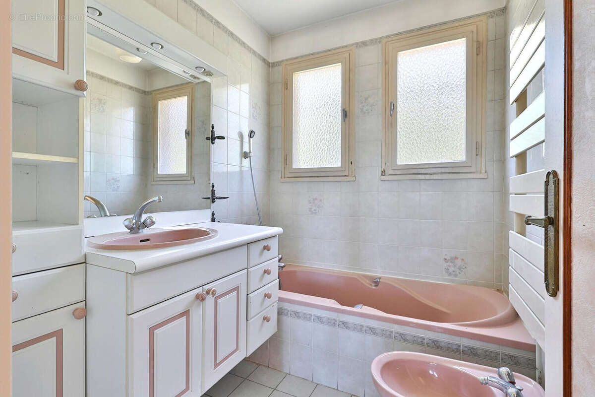 Maison à SAINT-GENIS-LES-OLLIERES