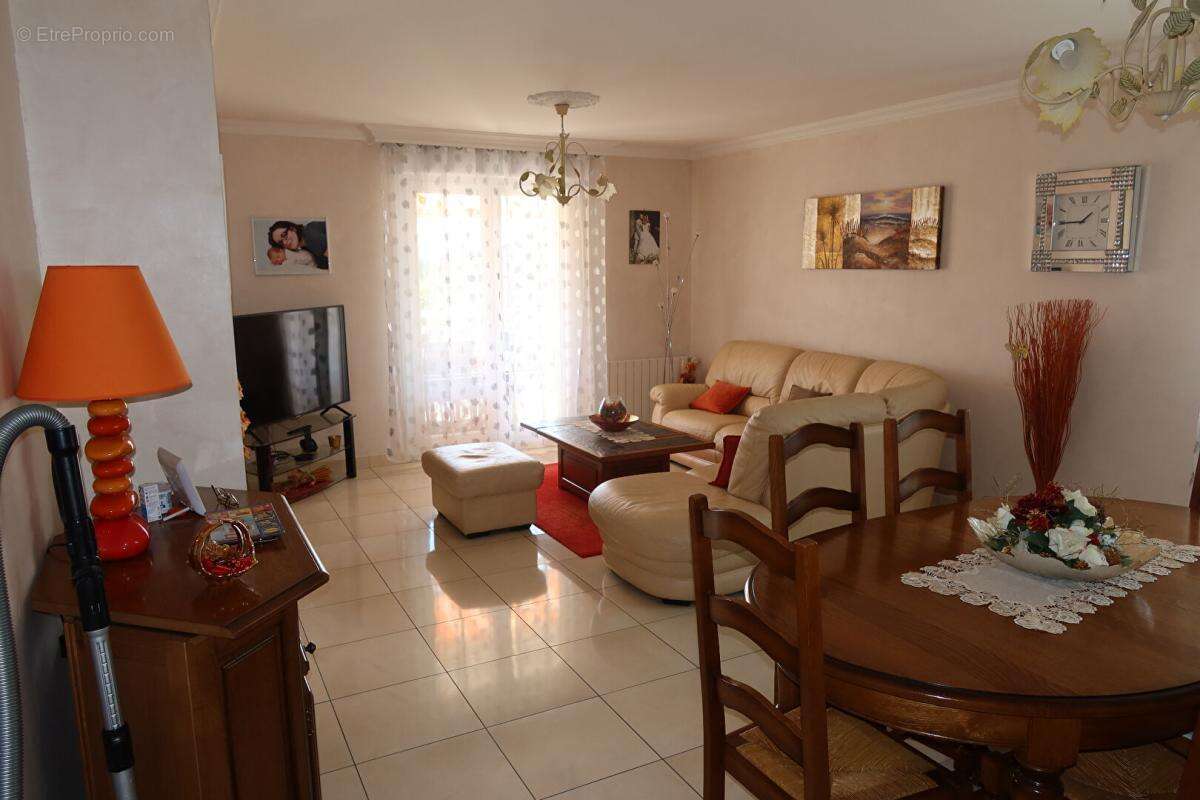 Maison à POUILLEY-LES-VIGNES