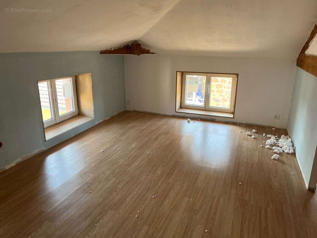 Appartement à COURS-LA-VILLE