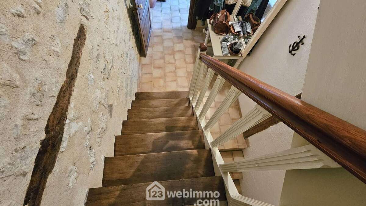 Maintenant direction le demi étage.. - Maison à NANTEAU-SUR-LUNAIN