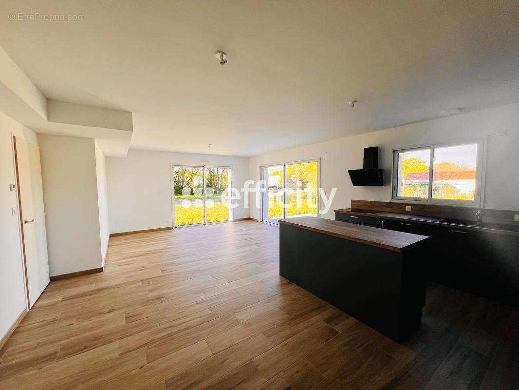 Maison à NIEUL-LE-DOLENT