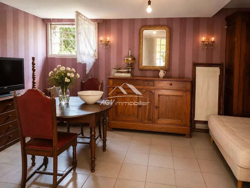 A Alès, maison d'environ 142 m² avec terrain attenant proche des commodités - photo 11