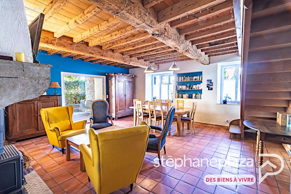 Maison de village avec cachet et charme de 171m², 4 chambres + espace bureau, dépendance, jardin et 2 places de stationnement au - photo 3