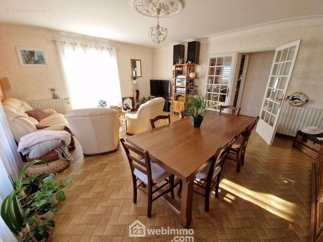 La pièce de vie principale - Maison à LA ROCHE-SUR-YON