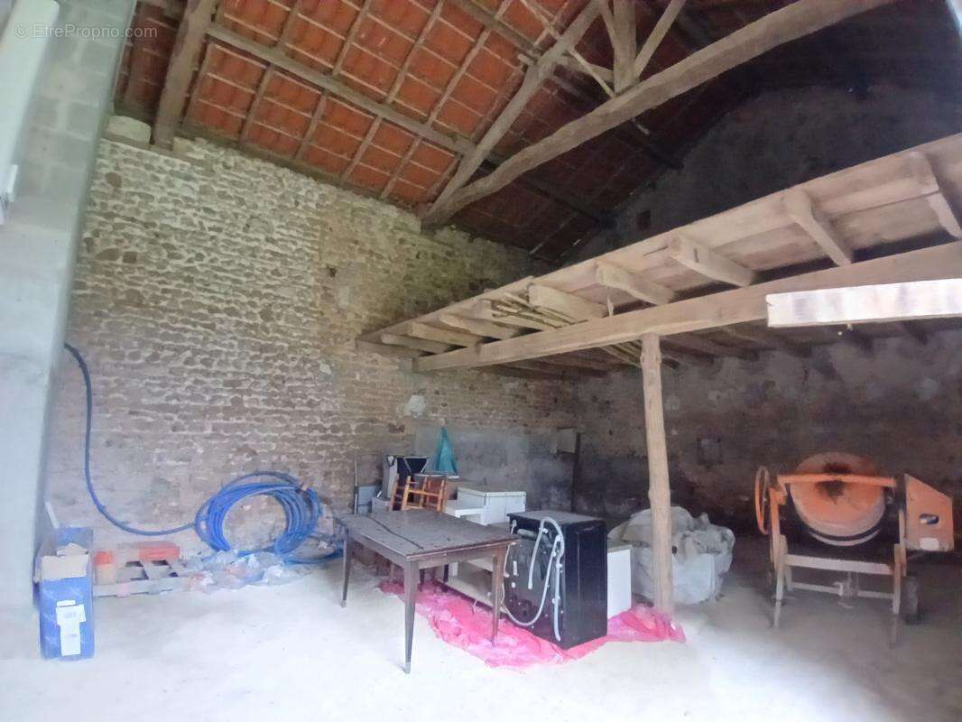Maison en pierre à rénover avec grange   beau potentiel ! - photo 8