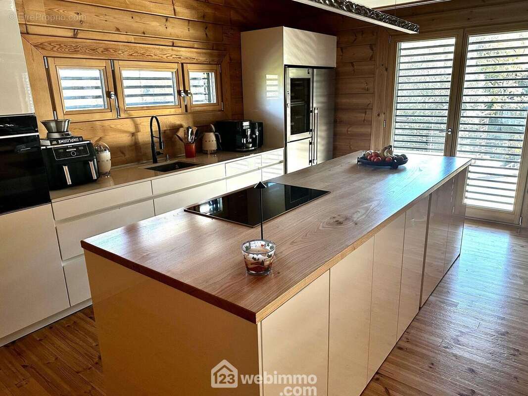 La cuisine aménagée haut de gamme - Maison à CORTE