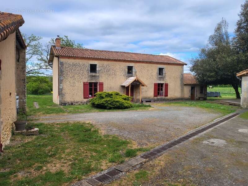 Propriete à vendre 10 pièces AUBIGNY (79) Terrain 27 715 m² - photo 4