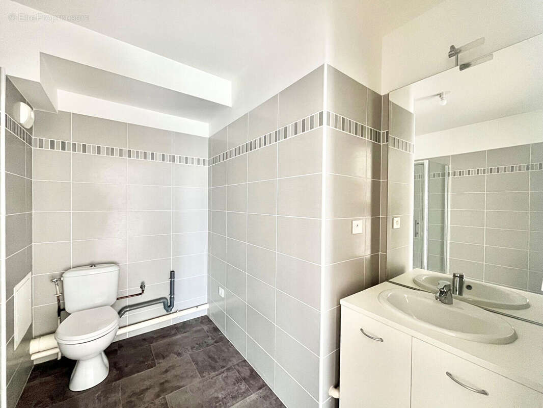 A VENDRE appartement Caen 2 pièce(s) 39.60 m2 - vendu libre - dernier étage - ascenseur - parking - vue dégagée - photo 11