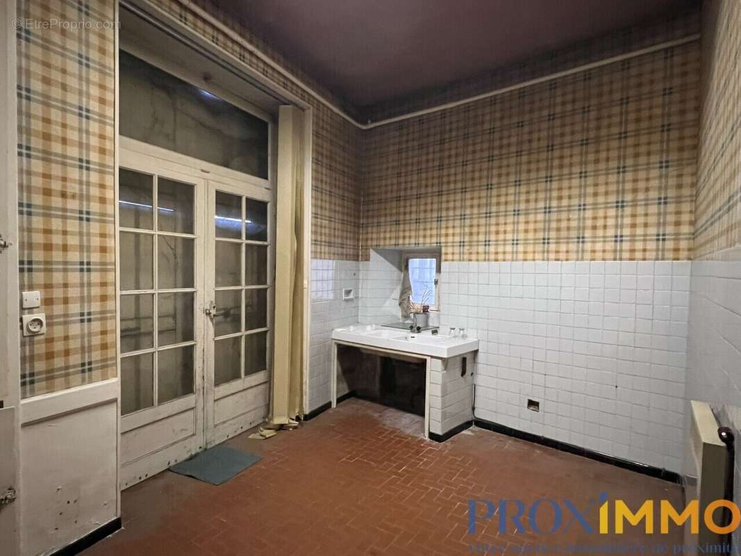 Commerce à SAINT-ETIENNE-DE-SAINT-GEOIRS