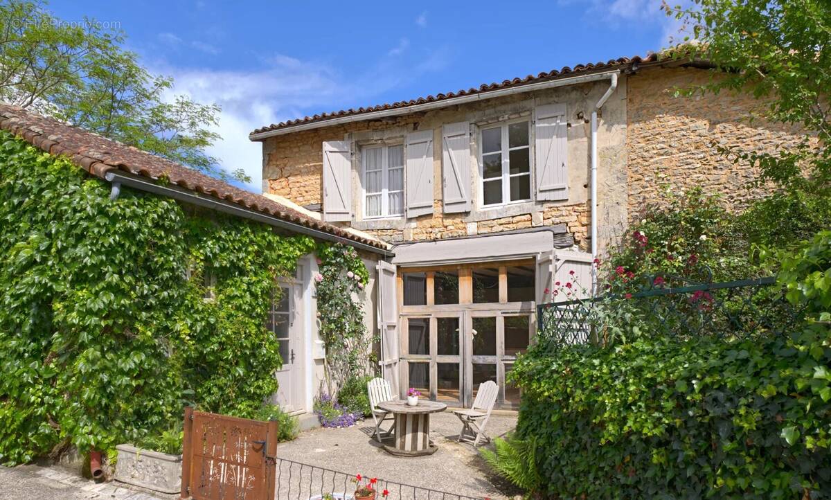 Appartement à NANTEUIL-EN-VALLEE