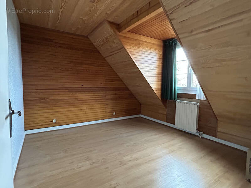 Maison à LES MARTRES-D'ARTIERE