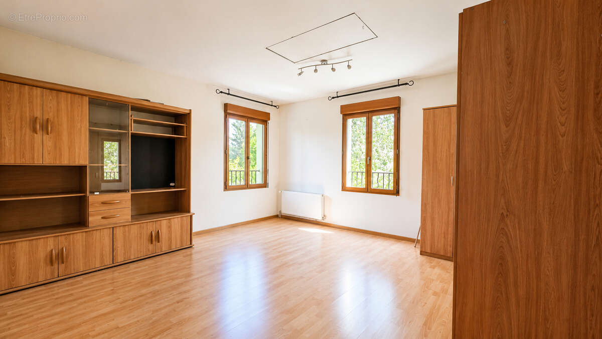 Maison au coeur du centre-ville, sur un magnifique terrain arboré de 824 m². - photo 8