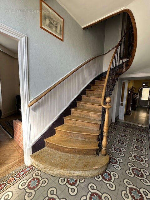 ESCALIER DE L ENTREE - Maison à VIC-FEZENSAC