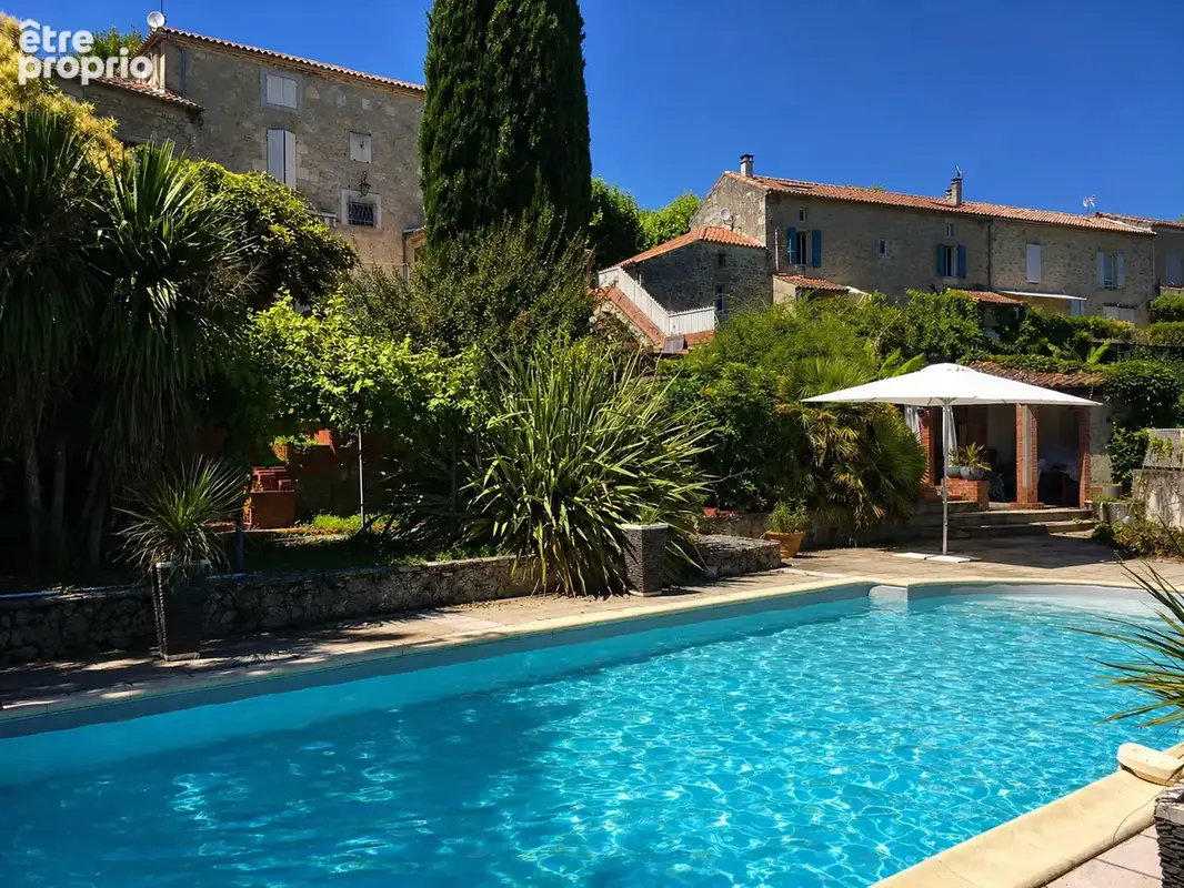 Maison de maître atypique avec maison secondaire, piscine et jardin. - photo 2
