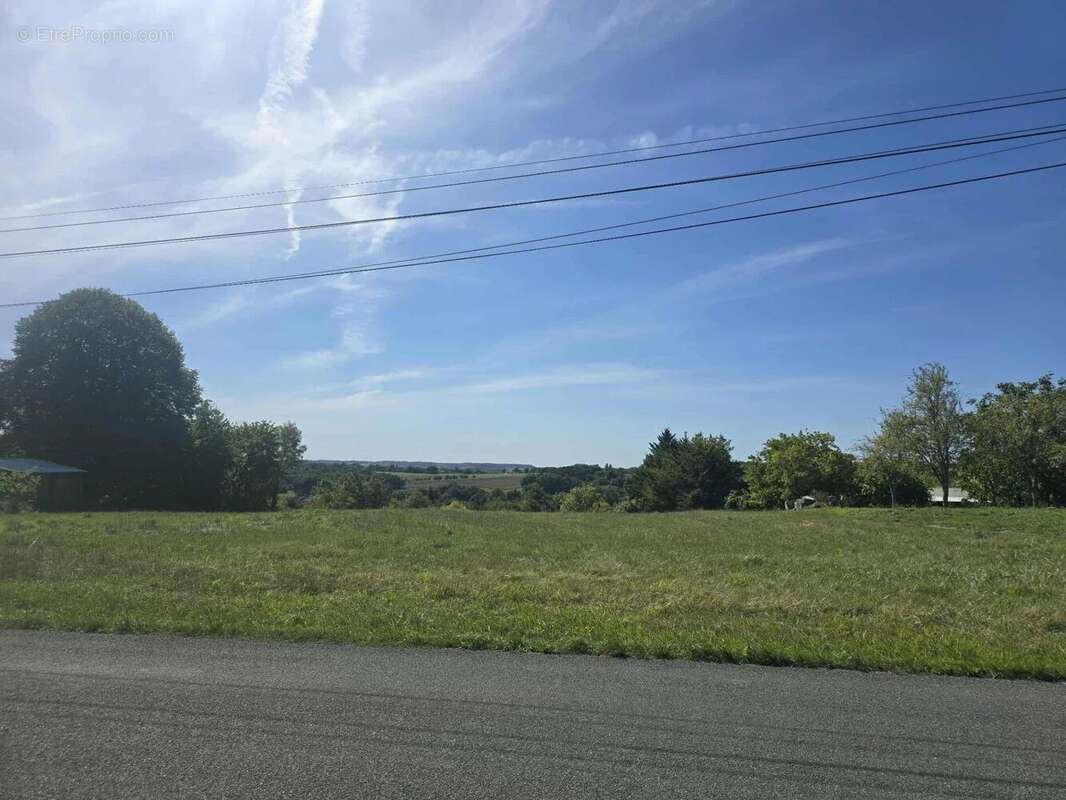 Terrain à VILLETOUREIX