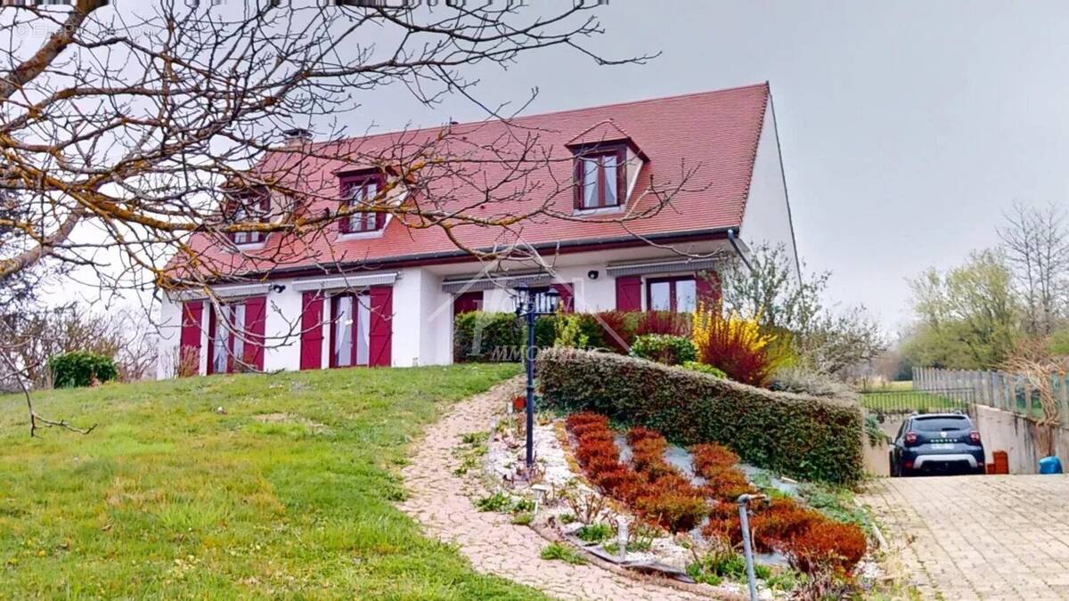 Maison à CREUZIER-LE-VIEUX