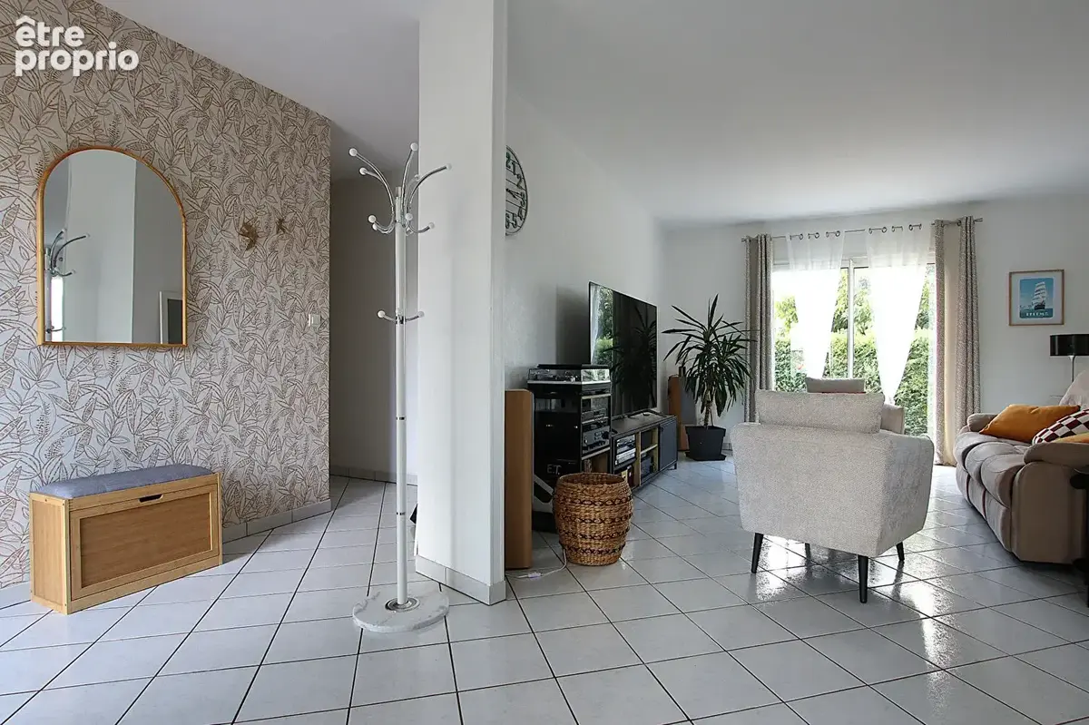 Vouillé, Maison de plain-pied, 121 m² habitables. - photo 5