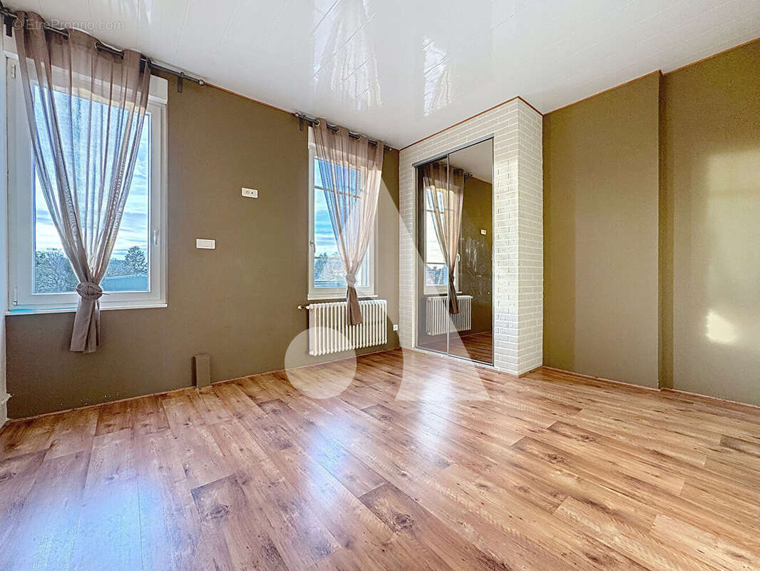 Maison à QUIEVRECHAIN