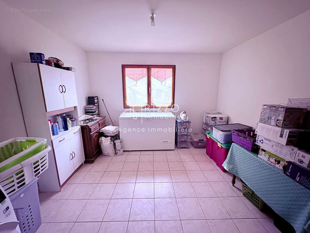 Propriété Multifonctionnelle avec maison d'habitation, grand entrepot et garages. - photo 14