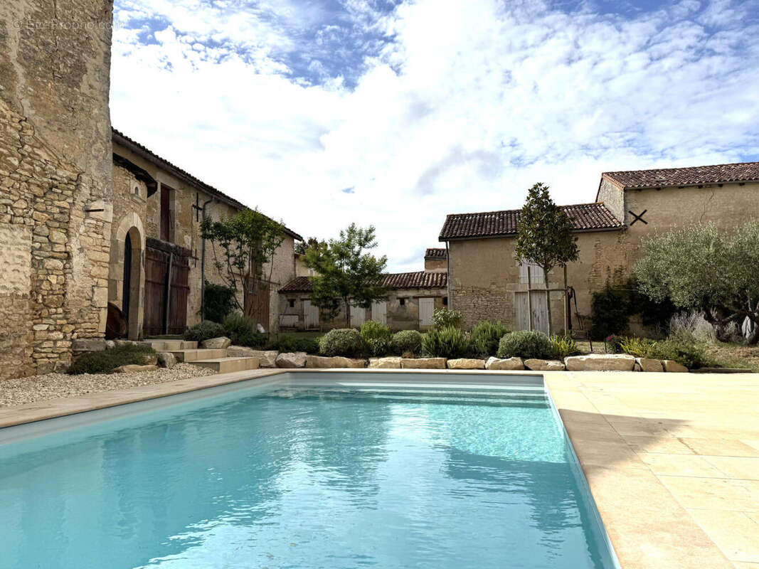 PISCINE - Maison à USSON-DU-POITOU