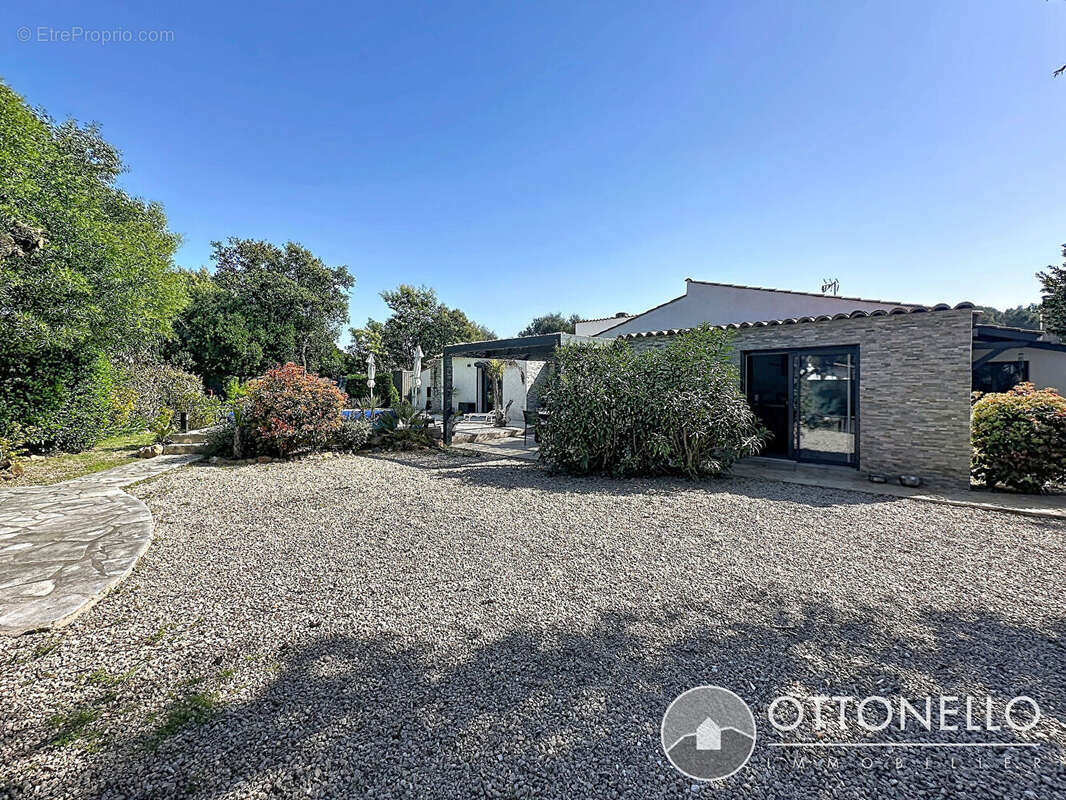 Maison à ROQUEBRUNE-SUR-ARGENS