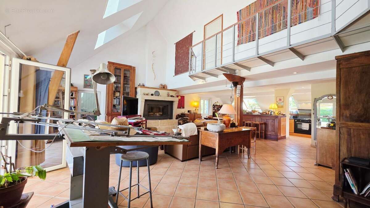 Maison 7 pieces 4 chambres piscine garages atelier - photo 3