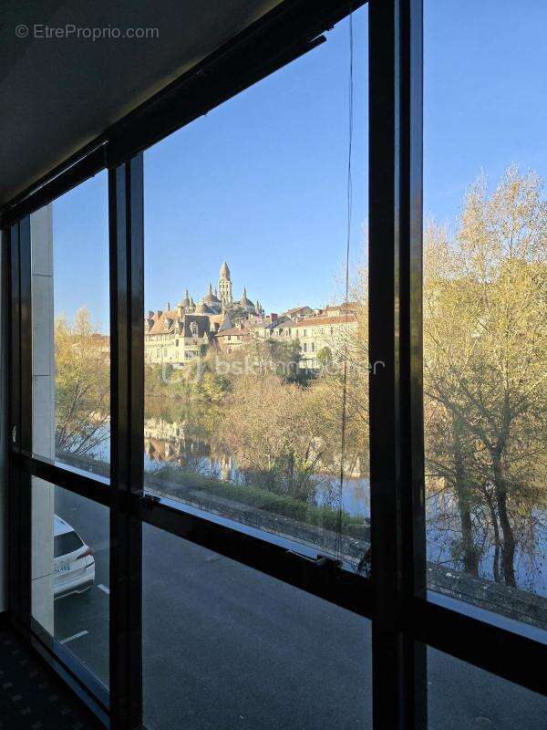 Immeuble de bureaux sur 3 niveaux avec appartement indépendant, opportunité d'investissement rare - photo 14