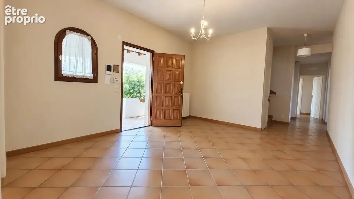 SAINT-CLÉMENT-DE-RIVIÈRE - Élégante villa familiale de 216 m² sur plus de 2 000 m² de terrain avec piscine - photo 6