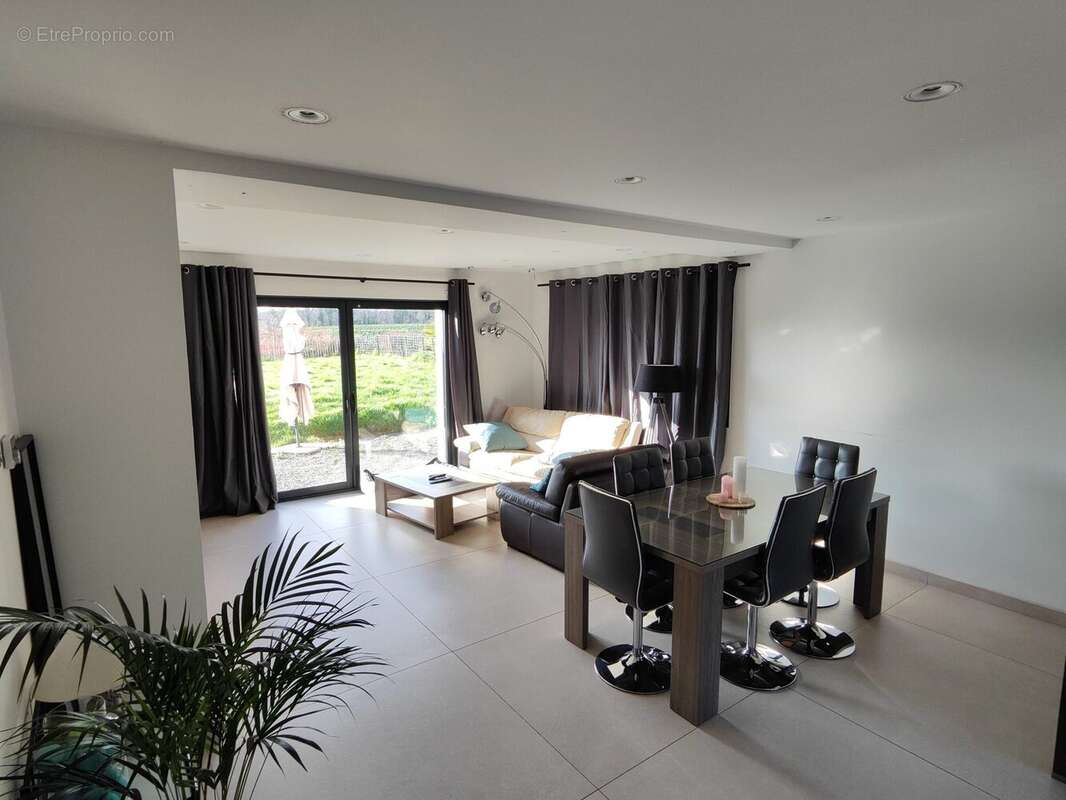 Maison à LANGROLAY-SUR-RANCE