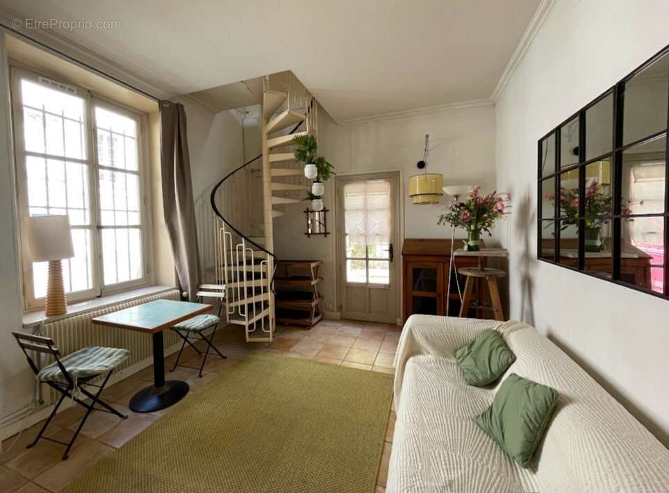 Rare dans le centre de Versailles cette charmante maison de ville avec sa terrasse ensoleillée. - photo 2