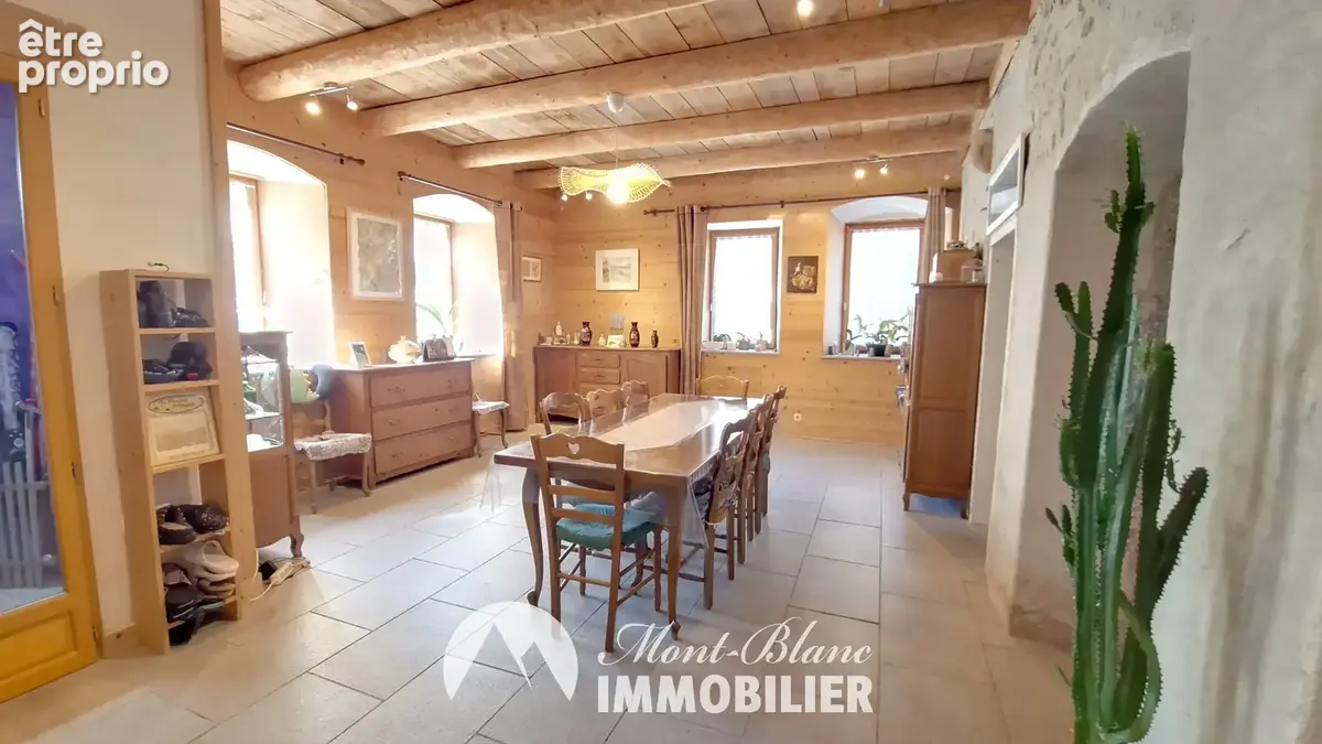 Une maison de caractère pleine de charme et de possibilités - photo 3