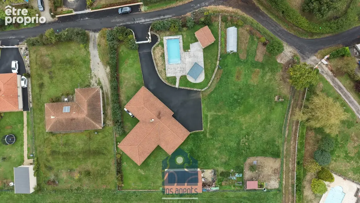 Maison T5 avec piscine, double garage, terrasse couverte, pergola et dépendances - photo 17