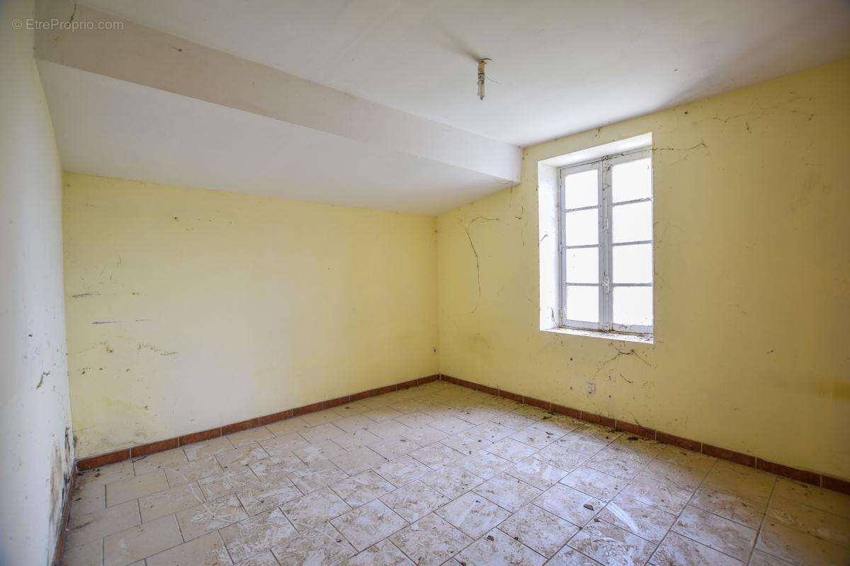 Maison à SAINT-LAURENT-DES-ARBRES