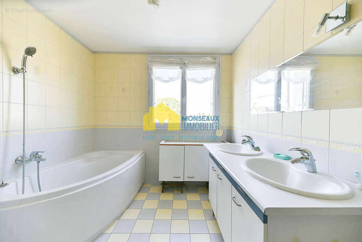 Maison à SAINTE-GENEVIEVE-DES-BOIS