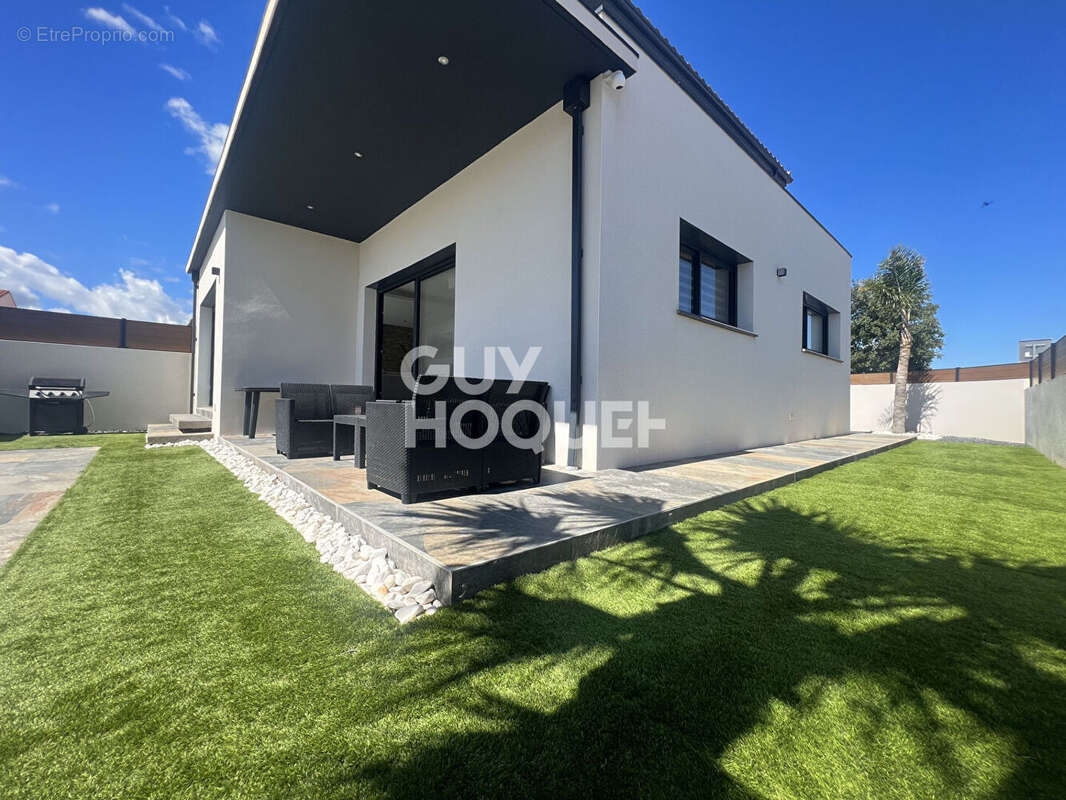 THUIR, à vendre maison récente contemporaine, 5 pièces avec garage, jardin et piscine. - photo 2