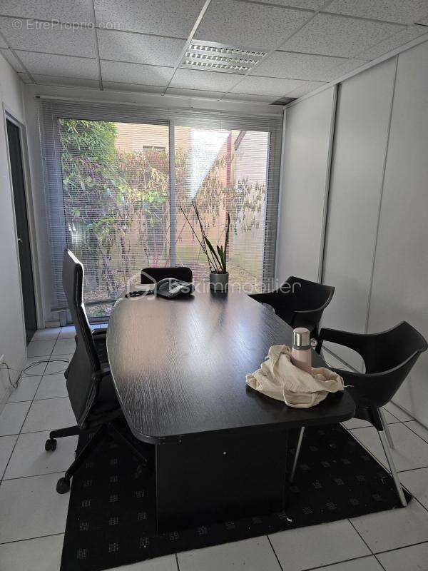 Immeuble de bureaux sur 3 niveaux avec appartement indépendant, opportunité d'investissement rare - photo 8