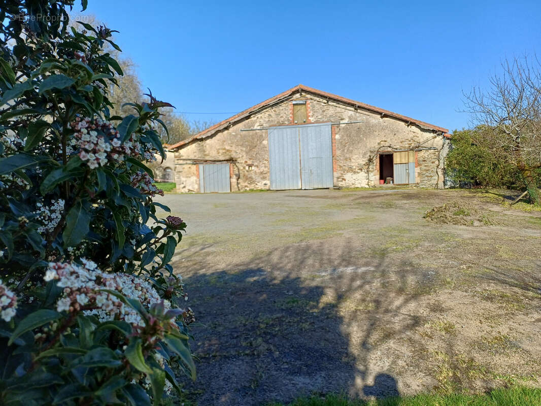 Maison à LA CHAIZE-LE-VICOMTE