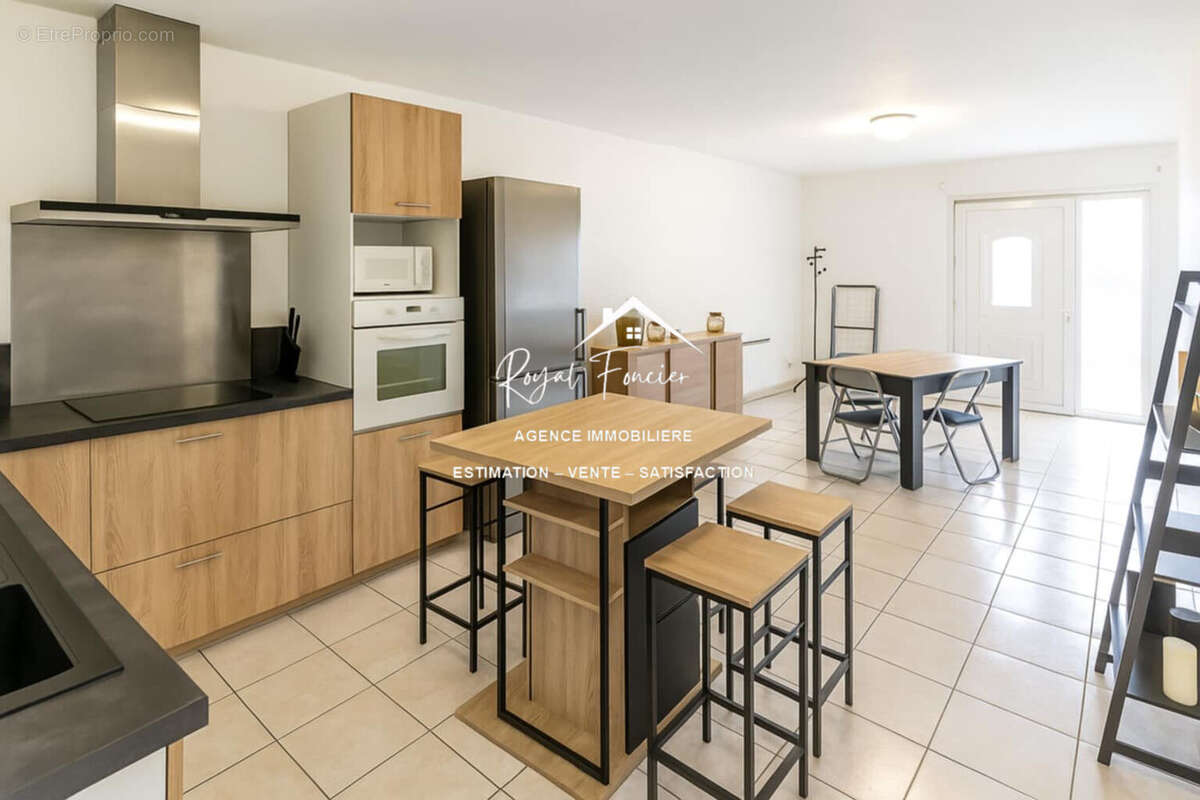 Pièce de vie de 40 m2 avec salon cosy très lumineux - Maison à DANGE-SAINT-ROMAIN