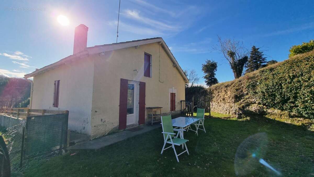 Maison à DOUVILLE