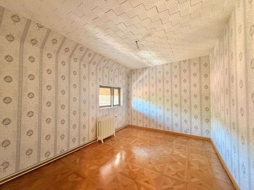 Maison avec 3 chambres et 2 garages sur un terrain de 742m² - photo 13