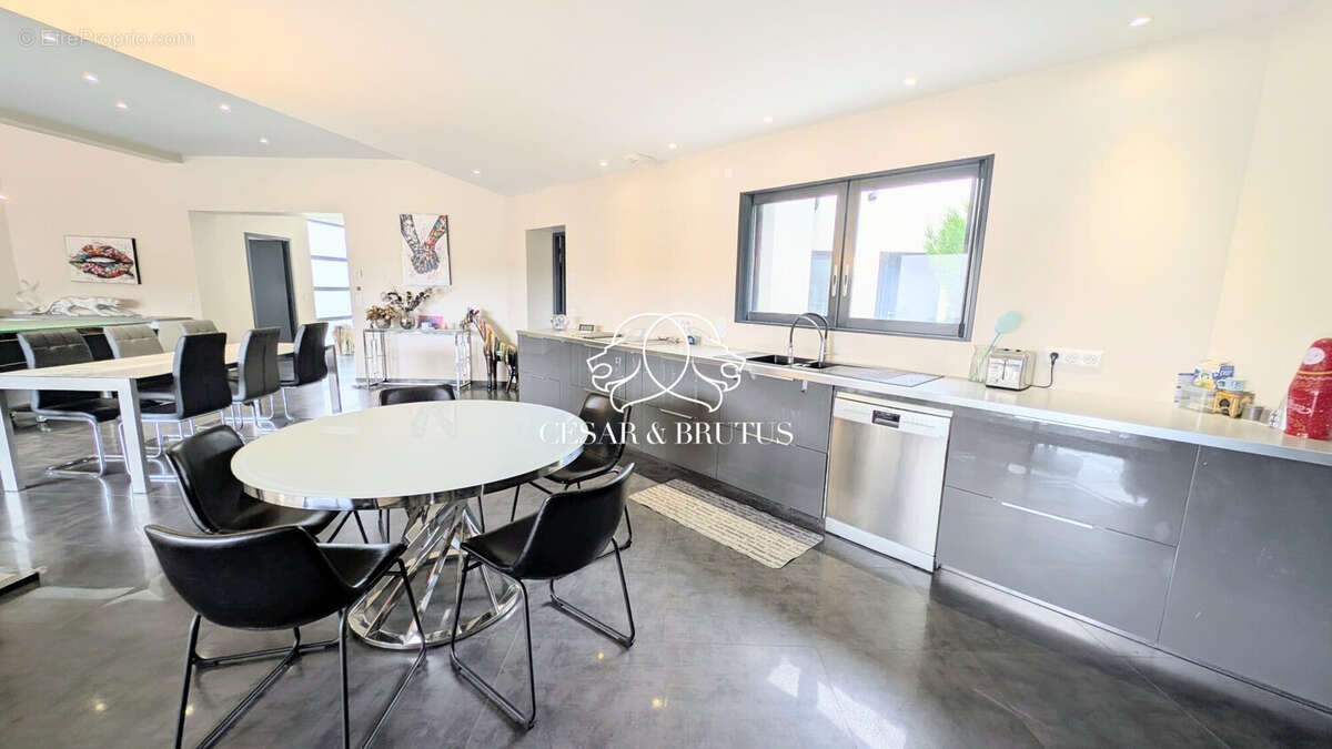 Maison 183 m² à Coubon  - photo 5